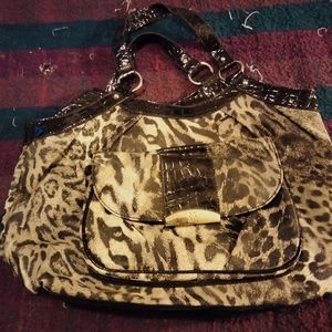 NYC lady's shoulder handbag